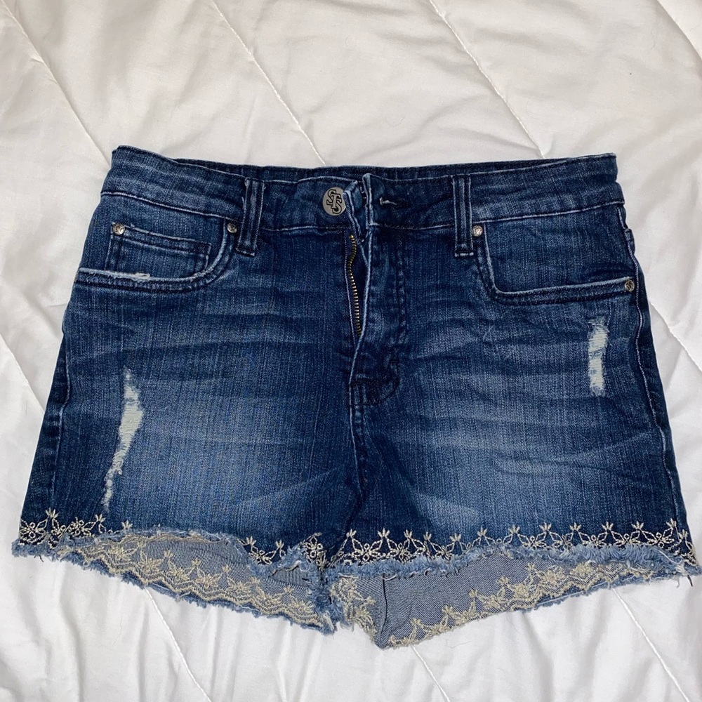 Jean shorts with trim pattern